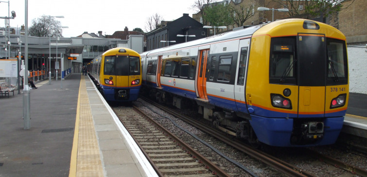 Highbury Islington stn East London Line platforms look east 2011